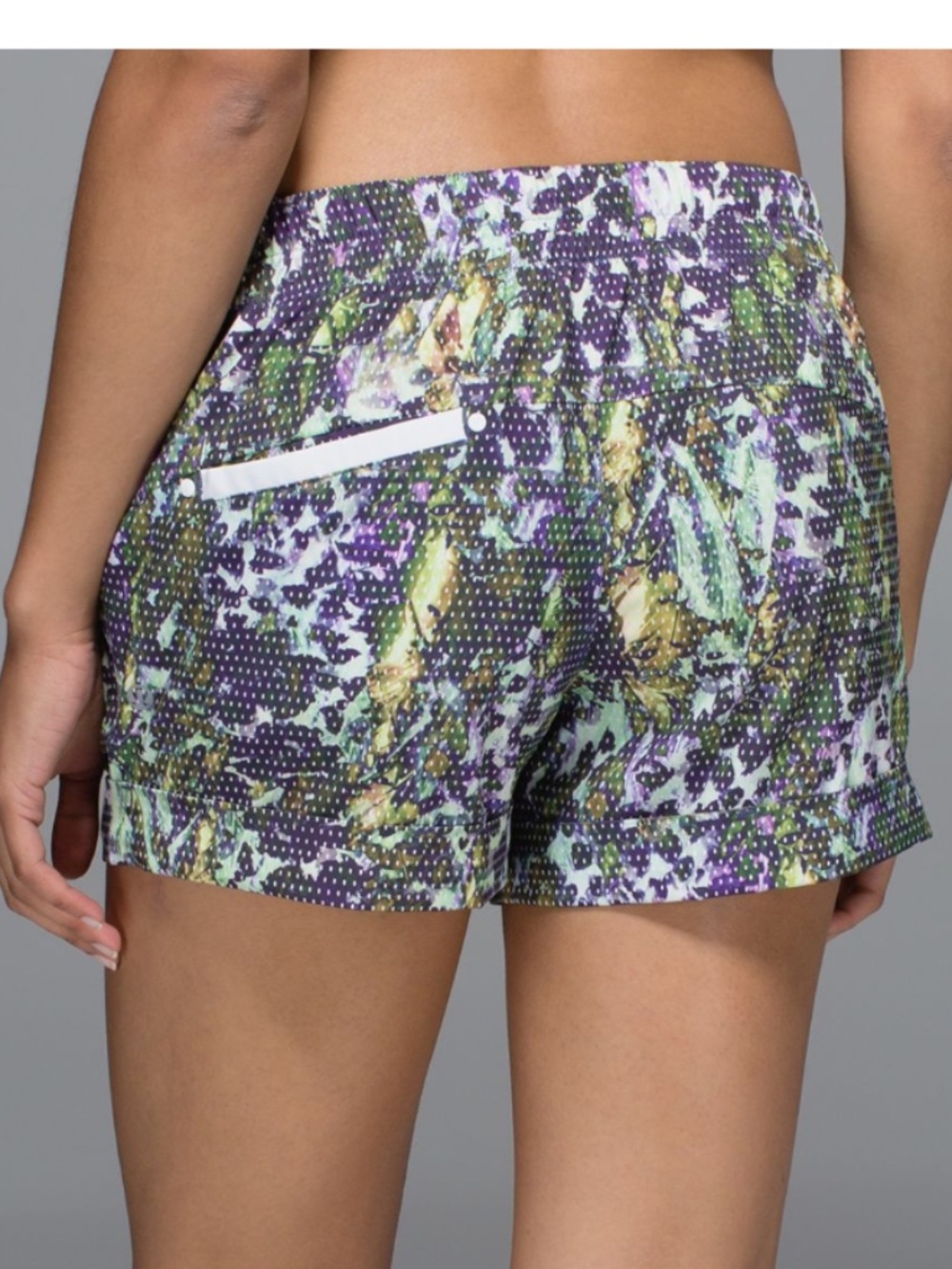 Lululemon Spring Break Away Short Sz 6 in Floral Sport White Multi - Picture 2 of 12